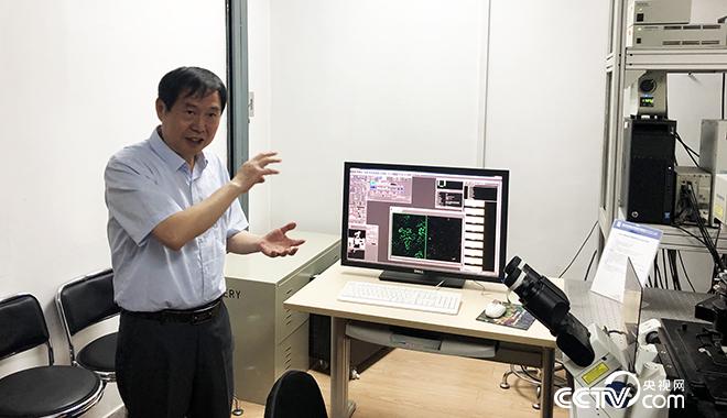 (Academician Kang Zhensheng explains agricultural research in the laboratory. CCTV reporter Di Chenchen/photo)