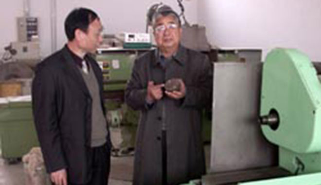 Jin Baofang (left) is in the workshop.