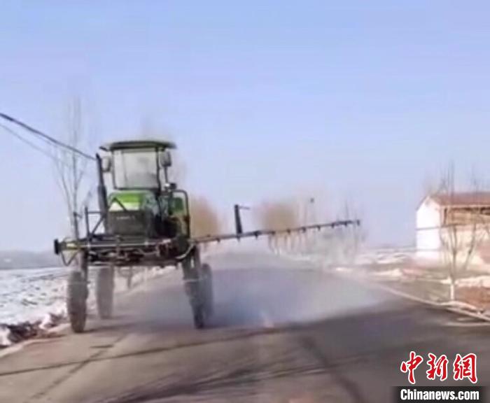 On February 1 ST, a pesticide spraying vehicle turned into a "disinfection vehicle" in the streets and alleys of villages and towns in Tunliu District, Changzhi City, Shanxi Province, spraying 84 disinfectant. Photo courtesy of the Agricultural Economics Center in Tunliu District