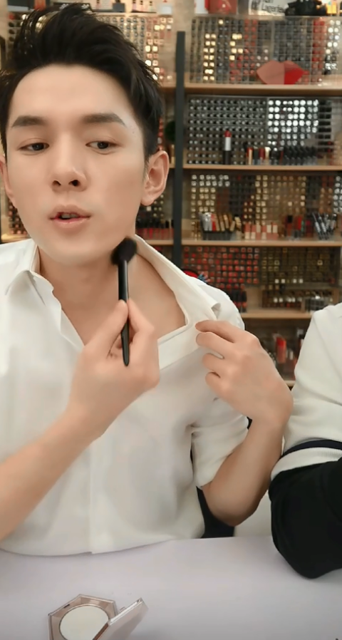 Li Jiaqi tried diamond highlights on the clavicle.